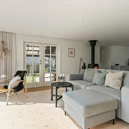 Split-level With View Of Aro