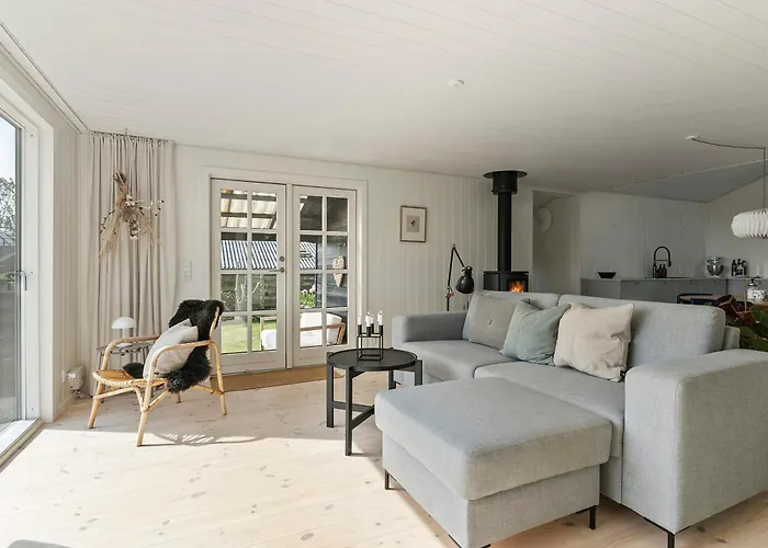 Split-level With View Of Aro